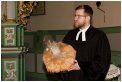(32/37): Ks. Adrian Lazar z bochnem chleba